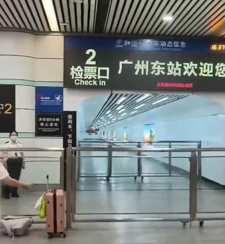 女子错过验票时间无法登车。微博@填鸭式教育受害者 女子错过验票时间无法登车。微博@填鸭式教育受害者