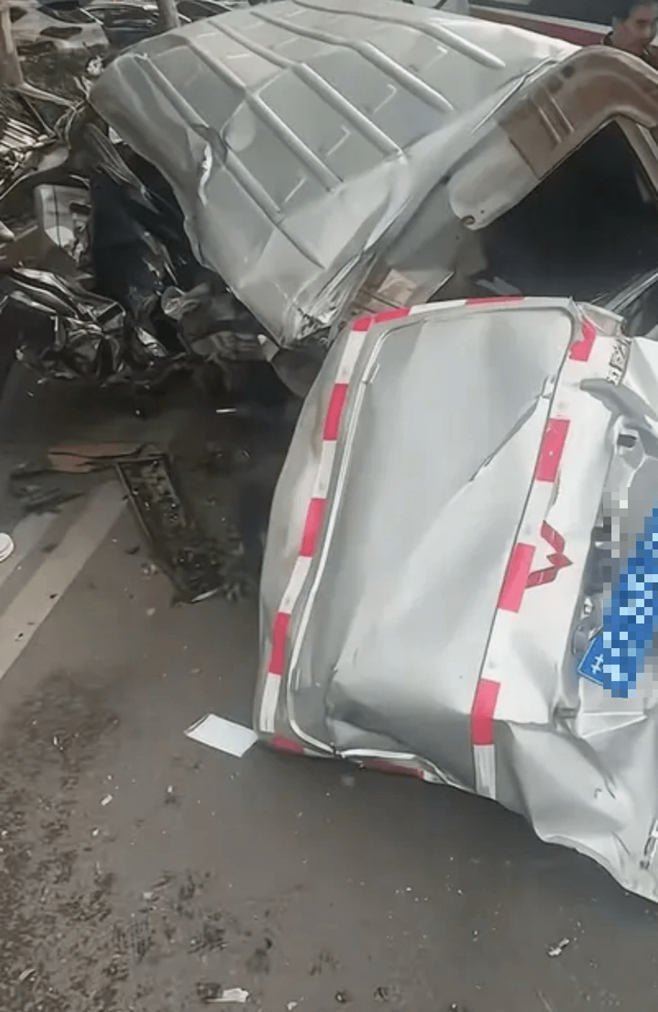 闭路电视画面被一直顶着前行的客货VAN损毁严重。 闭路电视画面被一直顶着前行的客货VAN损毁严重。