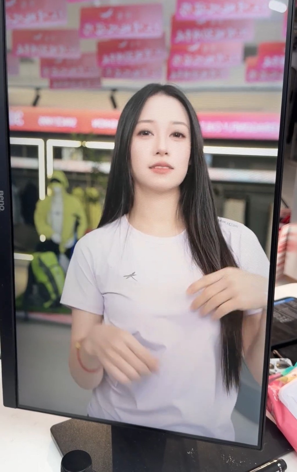 吴柳芳将首场带货直播所得佣金,全捐嫣然天使基金。抖音@吴柳芳 吴柳芳将首场带货直播所得佣金,全捐嫣然天使基金。抖音@吴柳芳