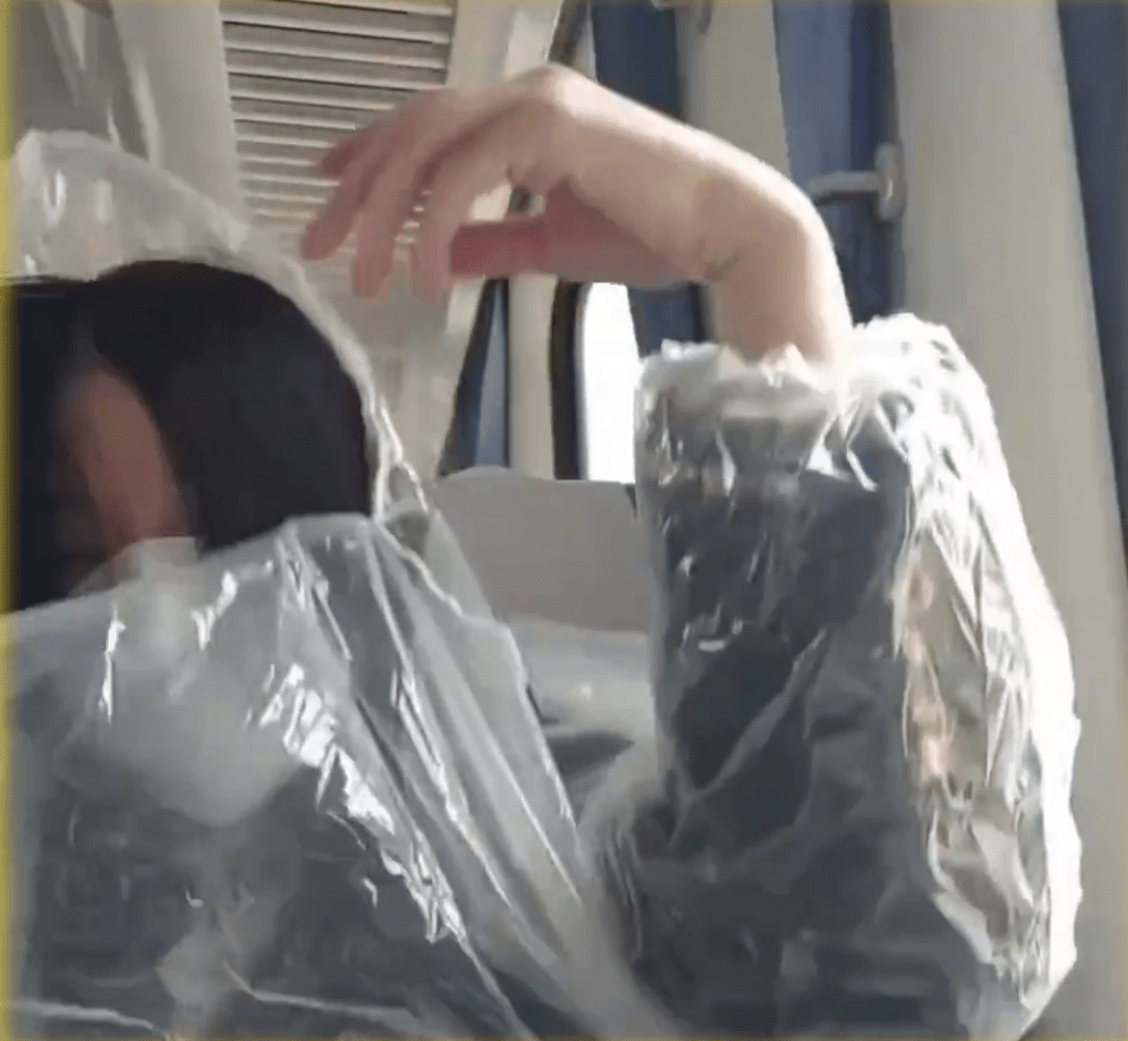 “控烟小仙女”先是穿上雨衣。 “控烟小仙女”先是穿上雨衣。