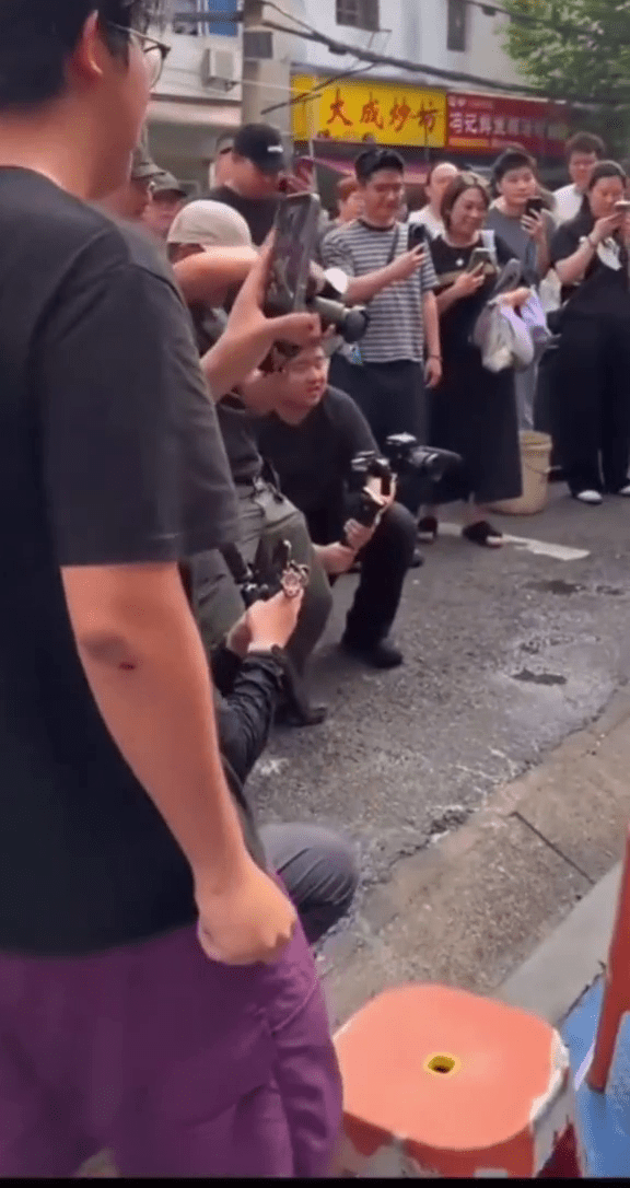 雷军武汉街头吃早餐引来围拍。 雷军武汉街头吃早餐引来围拍。