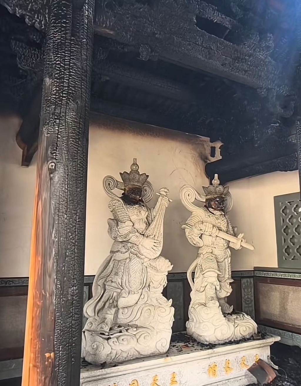 网传福建安溪庙宇遭雷击着火。微博@昆仑山小神仙 网传福建安溪庙宇遭雷击着火。微博@昆仑山小神仙