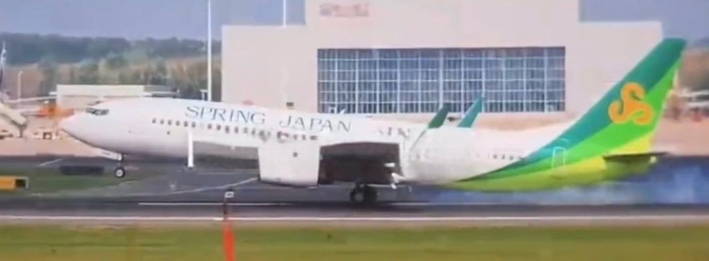 波音737机尾刮跑道狂冒烟。新京报 波音737机尾刮跑道狂冒烟。新京报