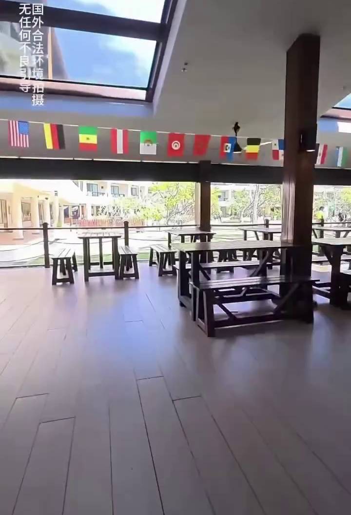 内地男拍片指大马酒店未挂五星红旗。 网片截图 内地男拍片指大马酒店未挂五星红旗。 网片截图
