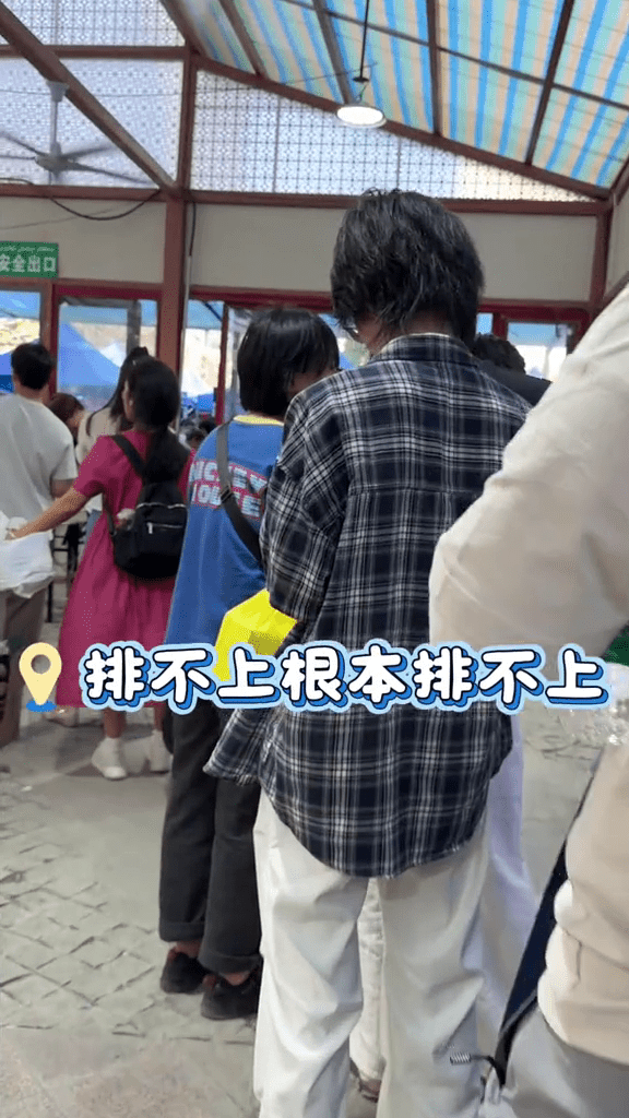 “新疆Labubu”文创小羊爆红,游客排长龙购买的情况。 抖音 “新疆Labubu”文创小羊爆红,游客排长龙购买的情况。 抖音