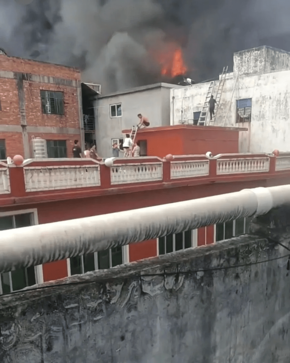 一名路过攀岩爱好者火场救人。潇湘晨报 一名路过攀岩爱好者火场救人。潇湘晨报