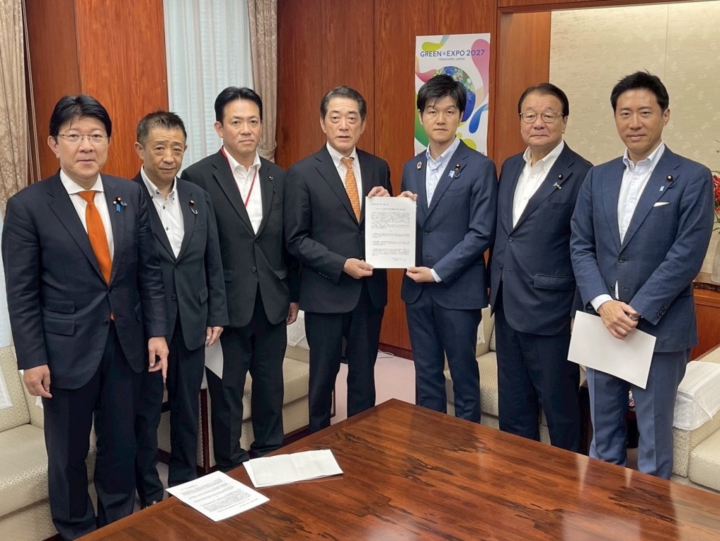 爱媛县知事中村时广等人向农林水产大臣铃木宪和求助。 X / 塩崎彰久
