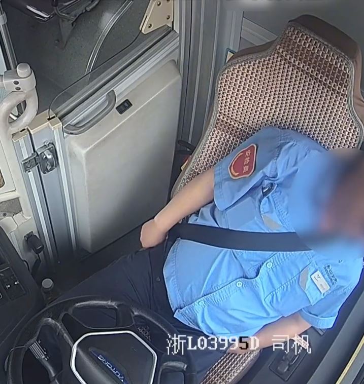 年仅43岁的巴士司机周俞，死前最后一刻仍奋力防止车祸。