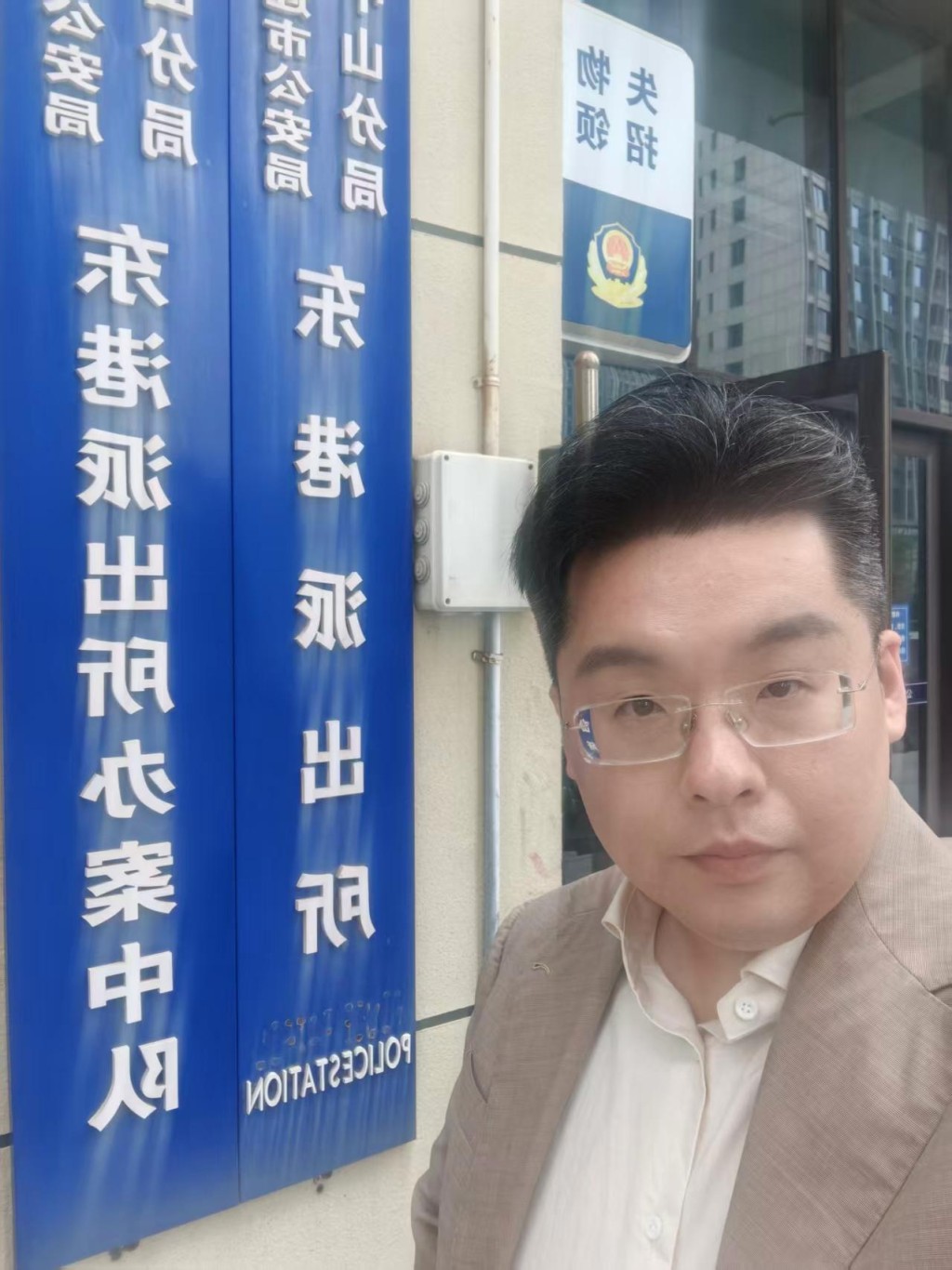 新郎许律师指控酒店收贵价菜价钱,提供未完全解冻预制菜,已就事件报案。 新郎许律师指控酒店收贵价菜价钱,提供未完全解冻预制菜,已就事件报案。