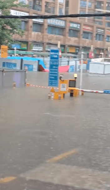 深圳18日暴雨致多地水浸。 抖音 深圳18日暴雨致多地水浸。 抖音