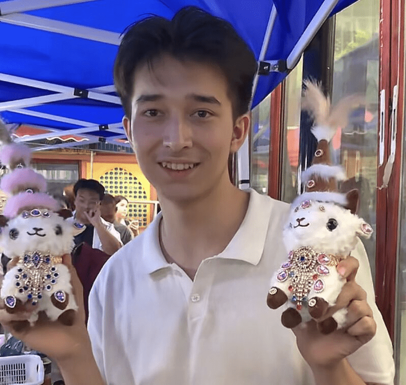 文创“新疆Labubu”红爆全网,摊主通宵赶工日做200只仍供不应求。 文创“新疆Labubu”红爆全网,摊主通宵赶工日做200只仍供不应求。