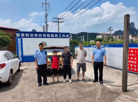 驾大胆车的12岁童,谎称患矮小症但其实已成年。桂林交警 驾大胆车的12岁童,谎称患矮小症但其实已成年。桂林交警
