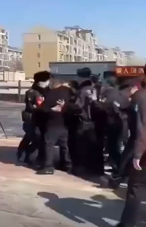 多名警察围着在场的记者。