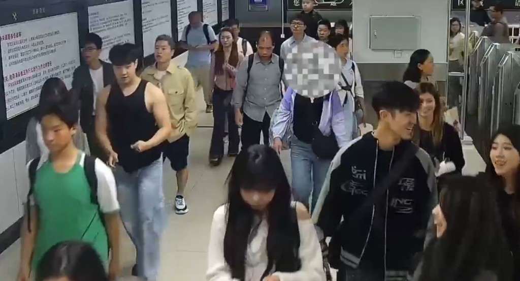 女子戴口罩低头过关引起关员注意。罗湖发布