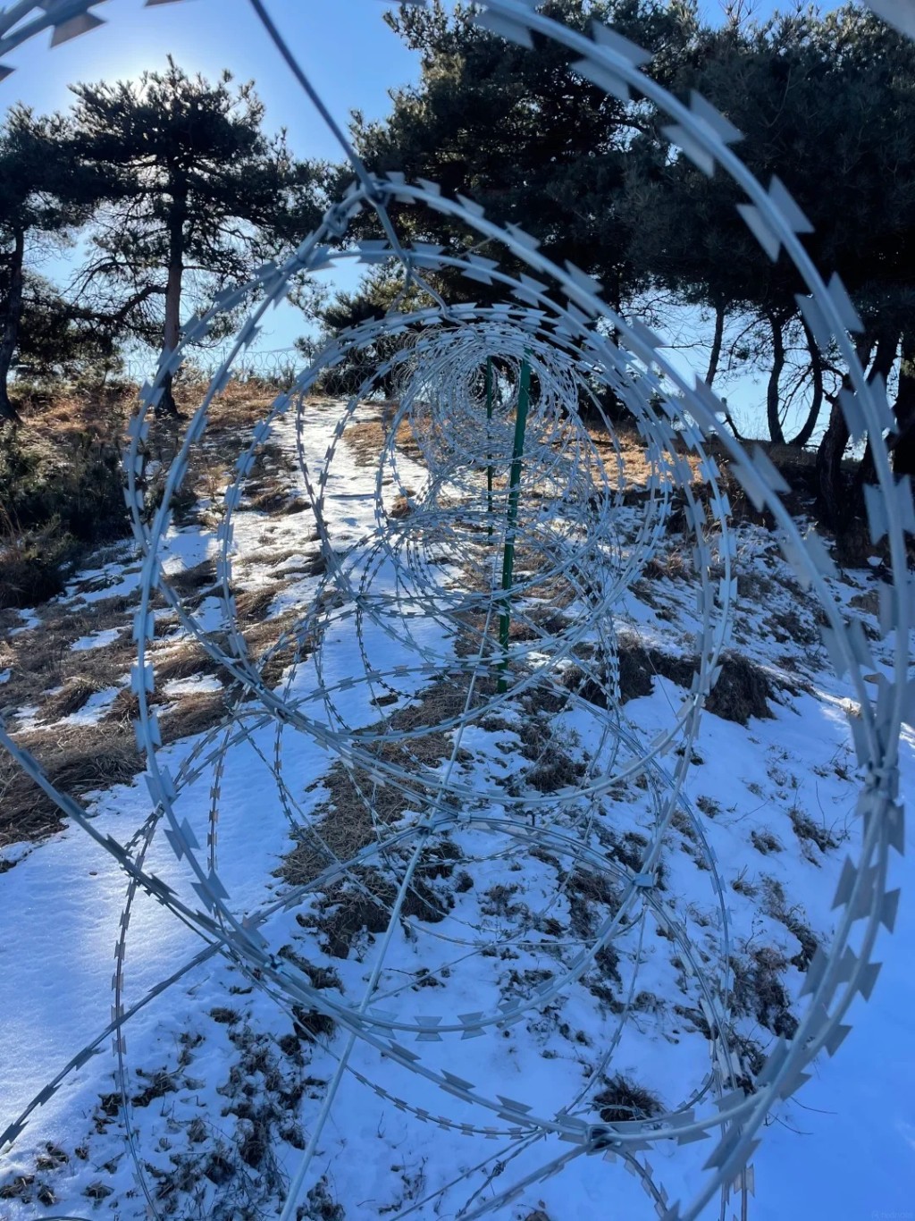 泰山景区被135公里刀片铁丝网围封，惹来强烈批评。小红书