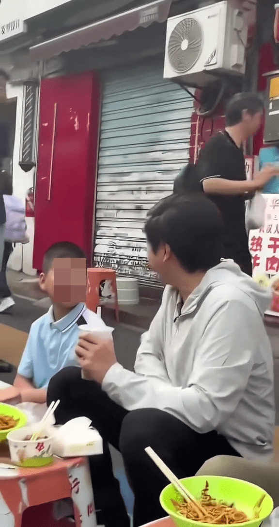 雷军问女孩:“要不要一起来吃?”但女孩完全不理会。 雷军问女孩:“要不要一起来吃?”但女孩完全不理会。