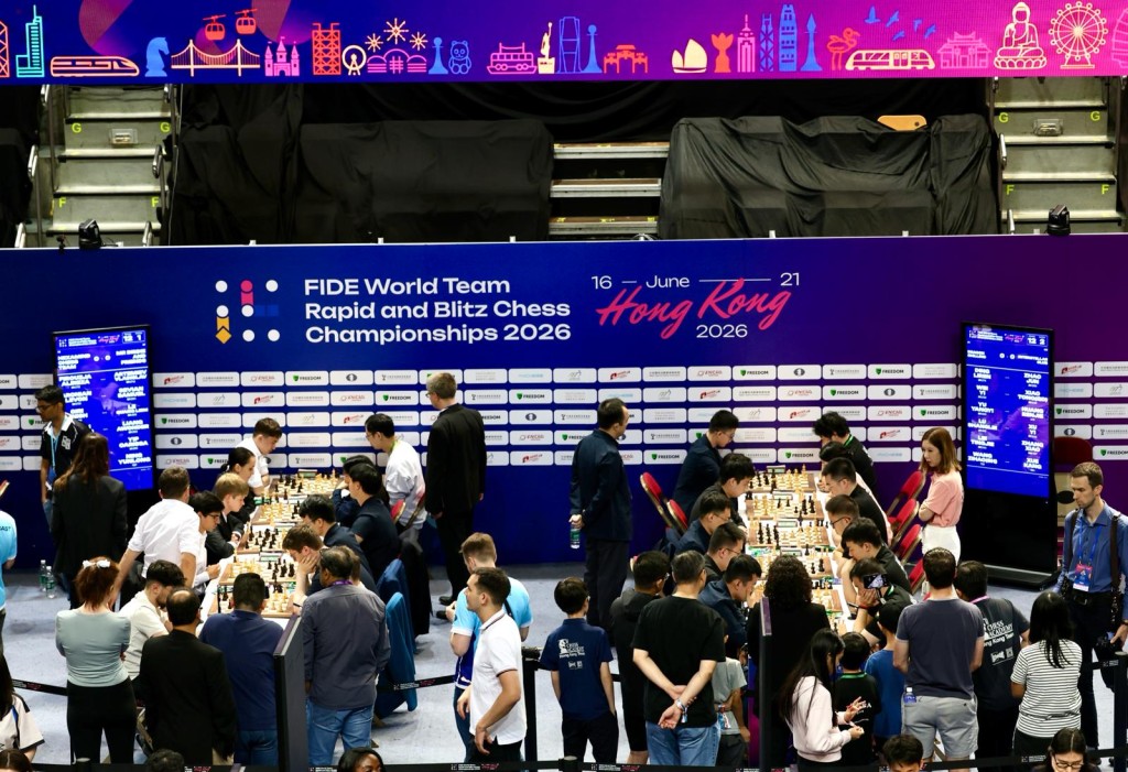Dragon Chilling(右边枱左方)及上届亚军的Hexamind Chess Team(左边枱左方)吸引不少棋迷额外加HK$350元场边企位费用,近距离观看世界级棋手们的比赛。徐嘉华摄 Dragon Chilling(右边枱左方)及上届亚军的Hexamind Chess Team(左边枱左方)吸引不少棋迷额外加HK$350元场边企位费用,近距离观看世界级棋手们的比赛。徐嘉华摄