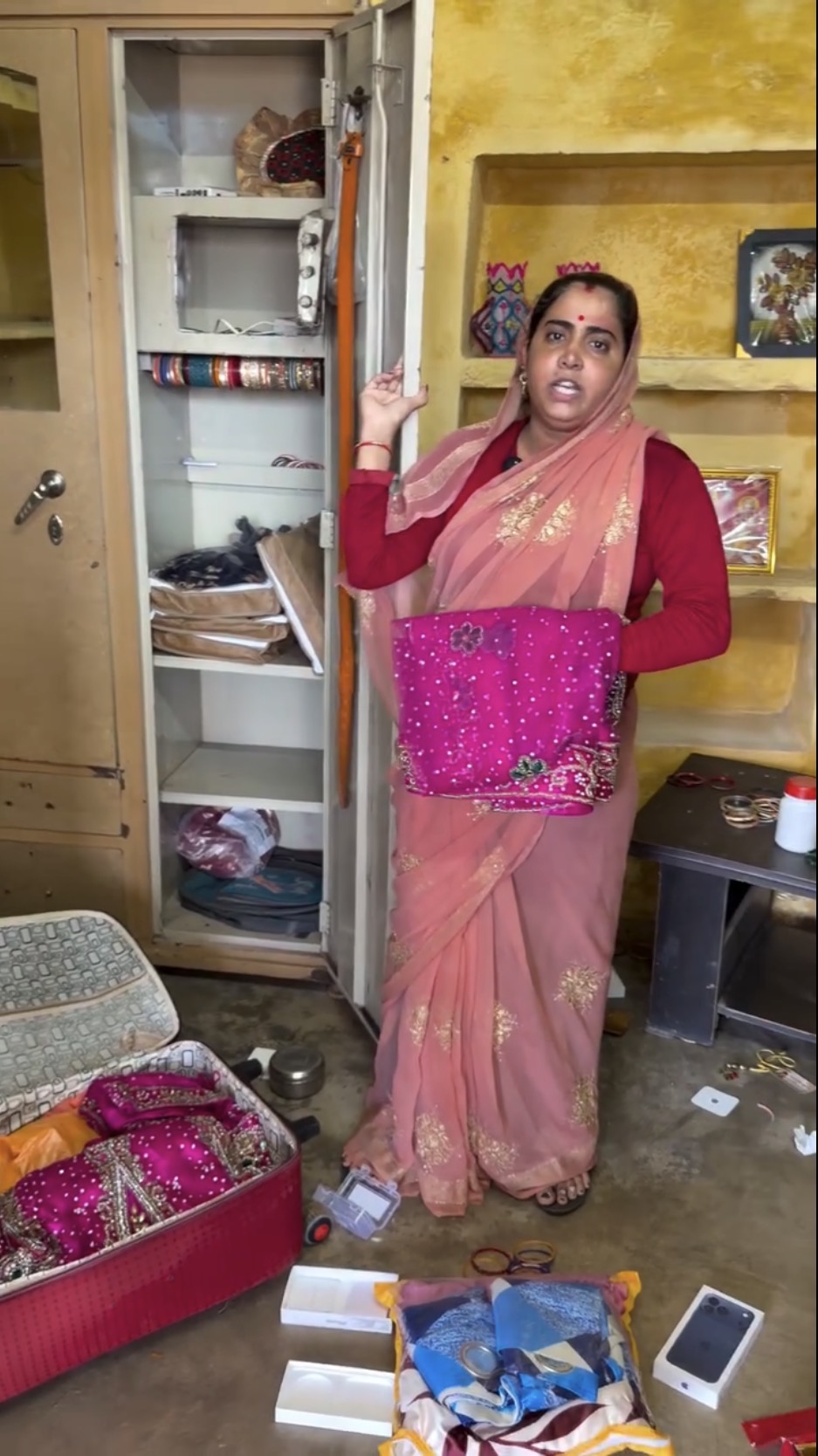 古贾炫富后家里中洗劫一空。 Rachna Gurjar 古贾炫富后家里中洗劫一空。 Rachna Gurjar
