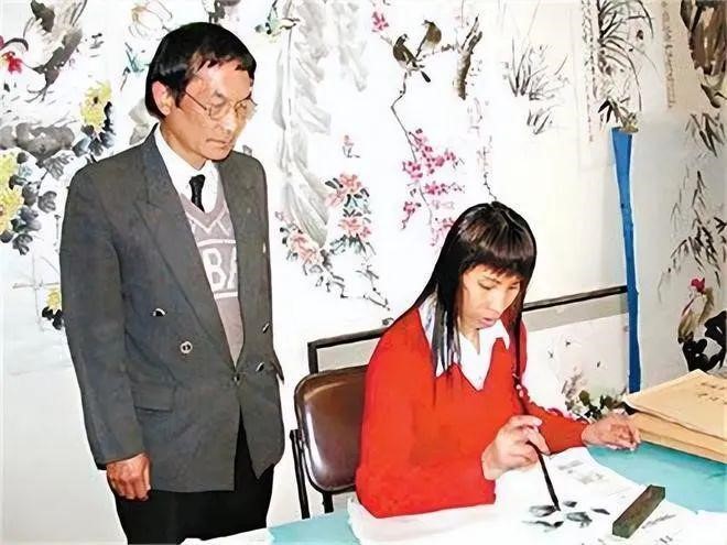 陈翠菊获浙江画家义助授艺。 陈翠菊获浙江画家义助授艺。