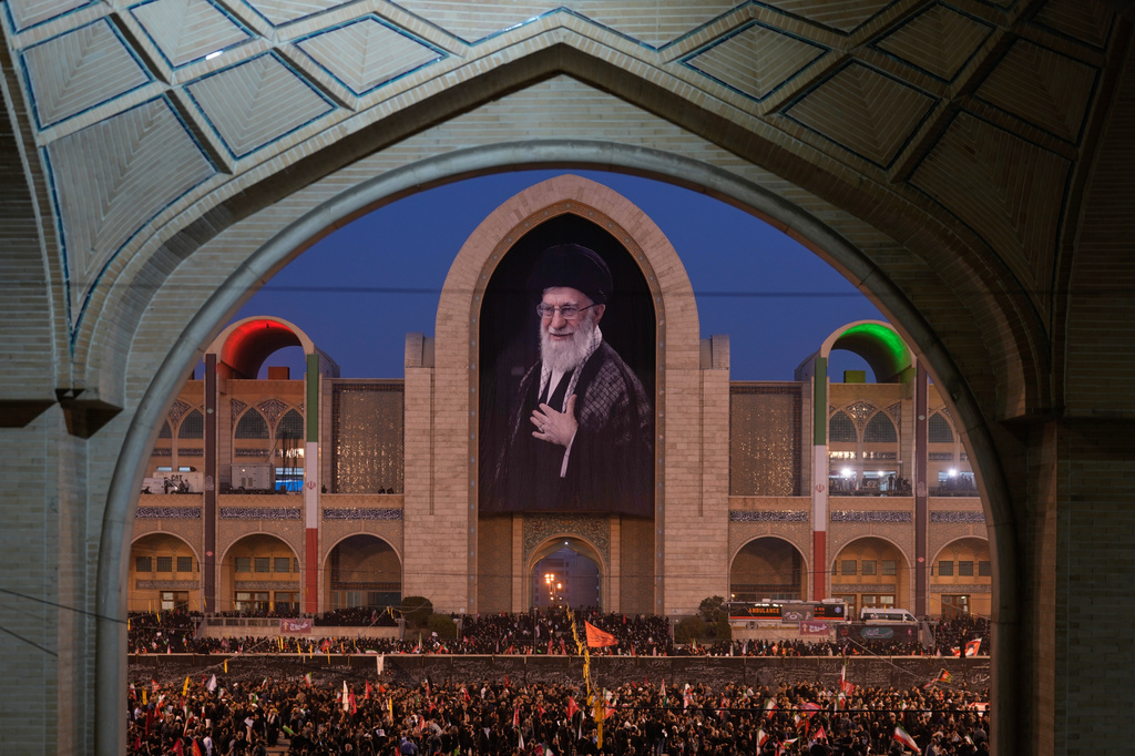 哀悼者在公开告别仪式上,悼念在以色列和美国空袭中丧生的最高领袖哈梅内伊。 路透社 哀悼者在公开告别仪式上,悼念在以色列和美国空袭中丧生的最高领袖哈梅内伊。 路透社