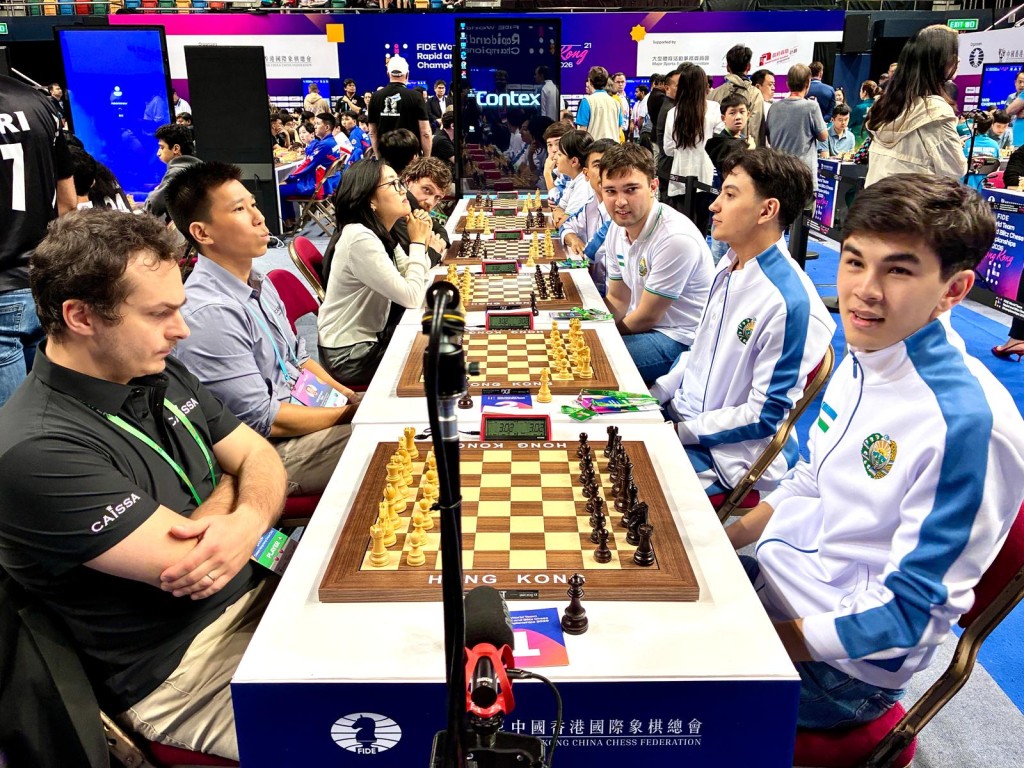 20岁 的Uzbekistan棋手、世界排第4的Javokhir Sindarov(右一)今年底将挑战“世界冠军”头衔。徐嘉华摄 20岁 的Uzbekistan棋手、世界排第4的Javokhir Sindarov(右一)今年底将挑战“世界冠军”头衔。徐嘉华摄