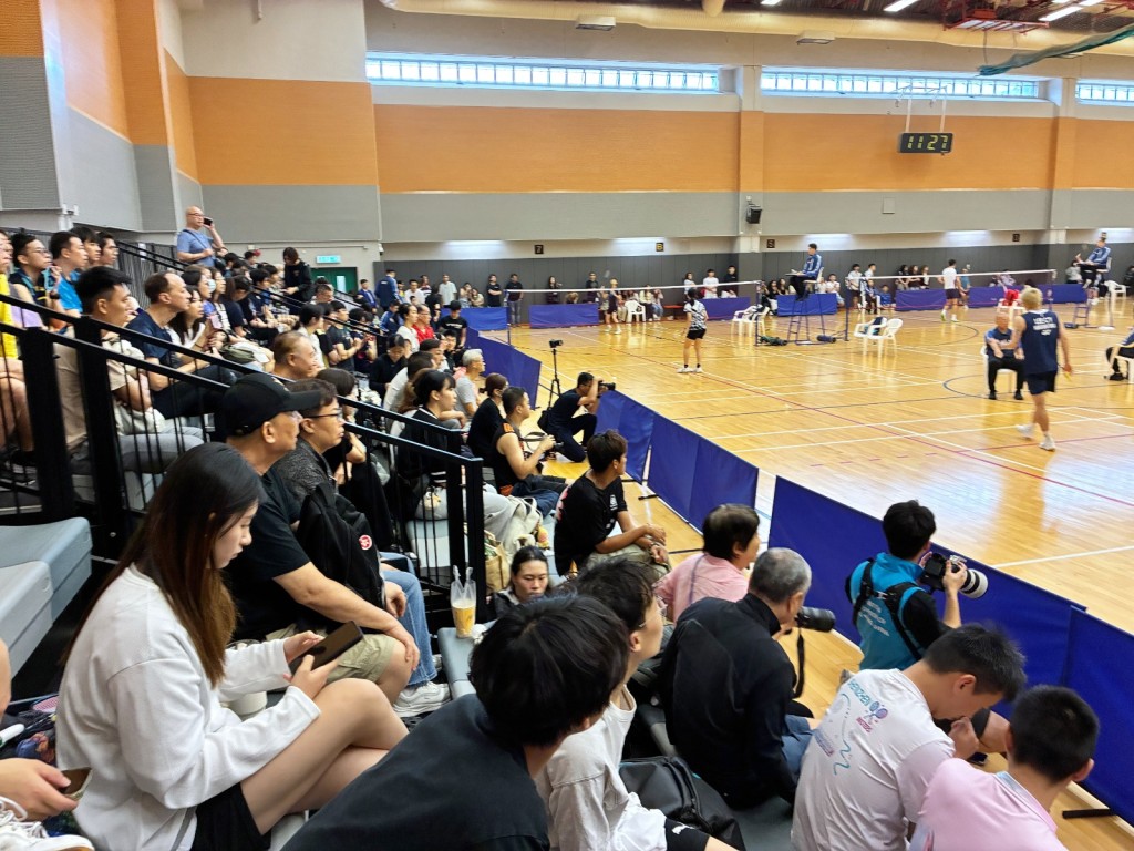 周日的全港赛8强吸引不少街坊入场看比赛。徐嘉华摄 周日的全港赛8强吸引不少街坊入场看比赛。徐嘉华摄