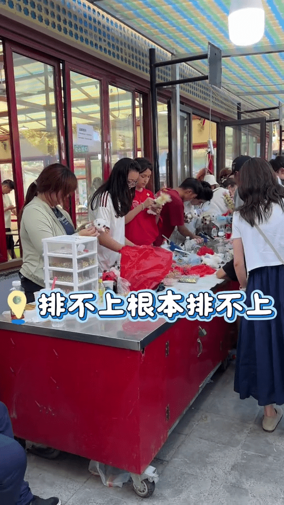 “新疆Labubu”文创小羊爆红,游客排长龙购买的情况。 抖音 “新疆Labubu”文创小羊爆红,游客排长龙购买的情况。 抖音