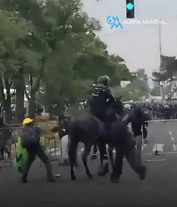 2026世界杯开幕战揭幕后，阿兹特克体育场外屡见警民冲突。Antifa_Ultras@X/DudekPL4@X 