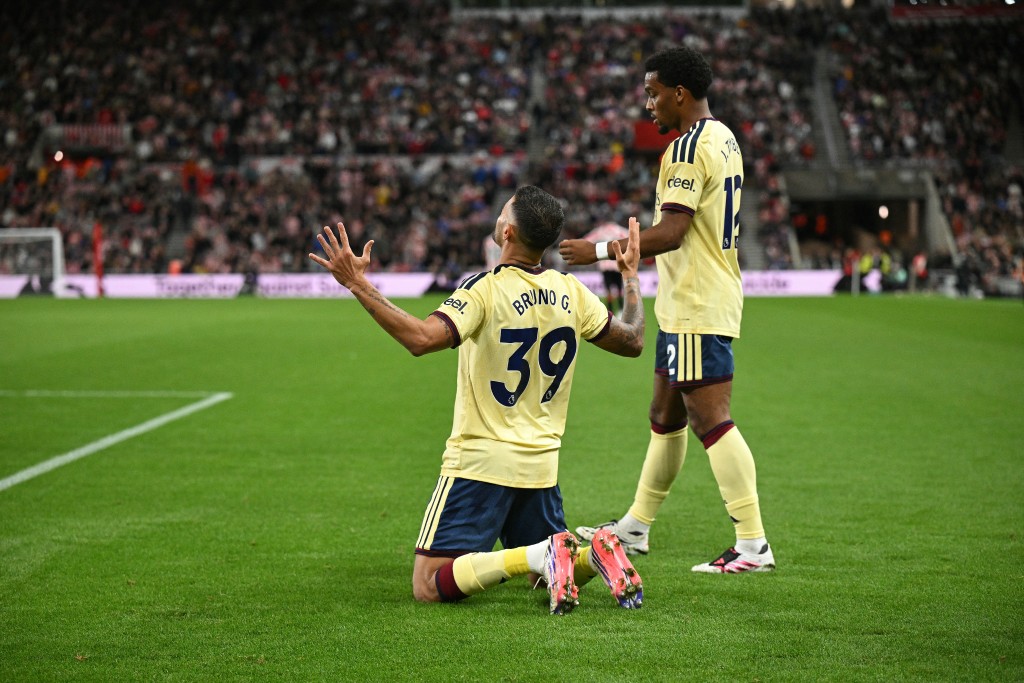般奴古马雷斯攻入阿仙奴的处子球。法新社 般奴古马雷斯攻入阿仙奴的处子球。法新社