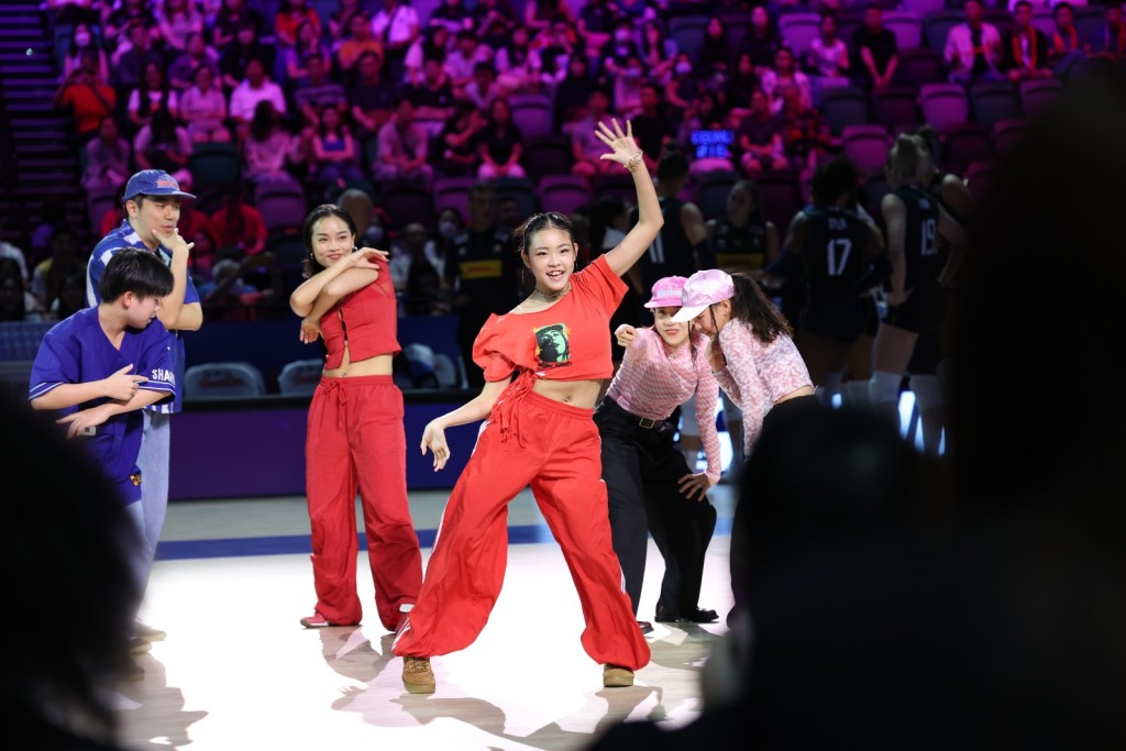 大会安排舞者在半场中表演。徐嘉华摄 大会安排舞者在半场中表演。徐嘉华摄