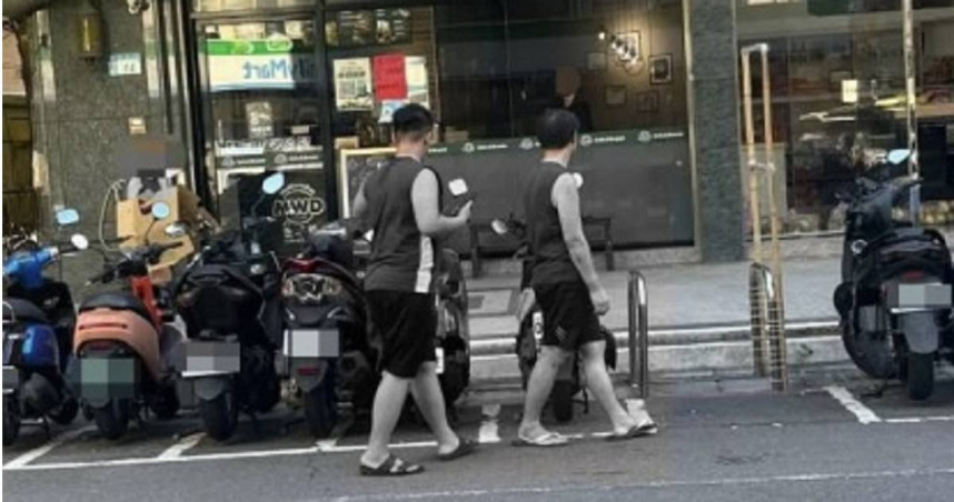 44岁父亲与15岁兄长一路持手机录影。Threads 44岁父亲与15岁兄长一路持手机录影。Threads