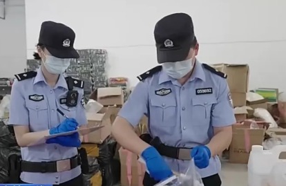 警方检验药物。央视新闻 警方检验药物。央视新闻