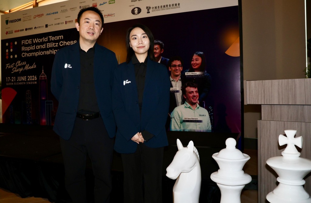 “世二”雷挺婕(右)跟Dragon Chilling教练倪华对争取冠军感信心十足。徐嘉华摄 “世二”雷挺婕(右)跟Dragon Chilling教练倪华对争取冠军感信心十足。徐嘉华摄