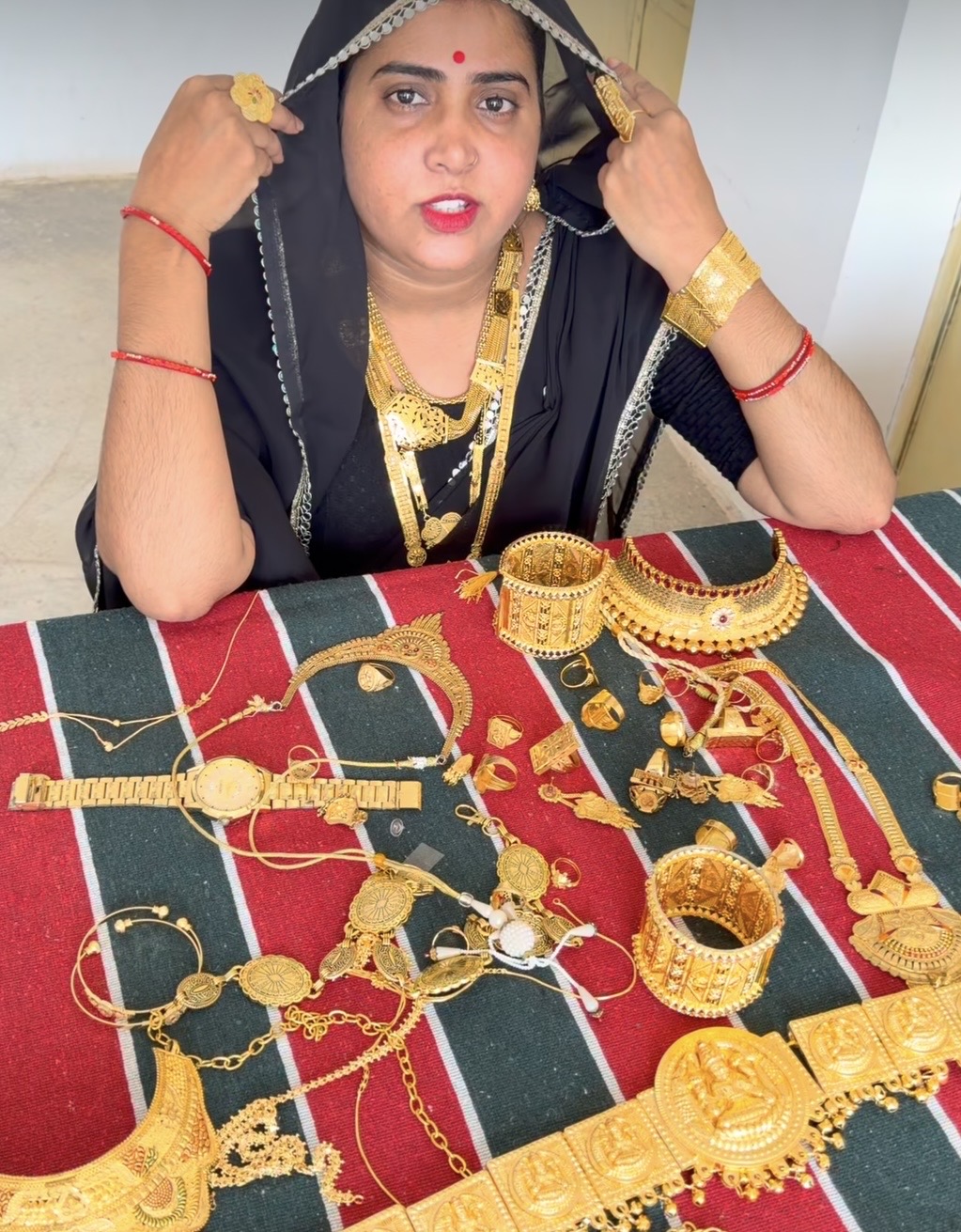 古贾经常拍片炫富。 Rachna Gurjar 古贾经常拍片炫富。 Rachna Gurjar