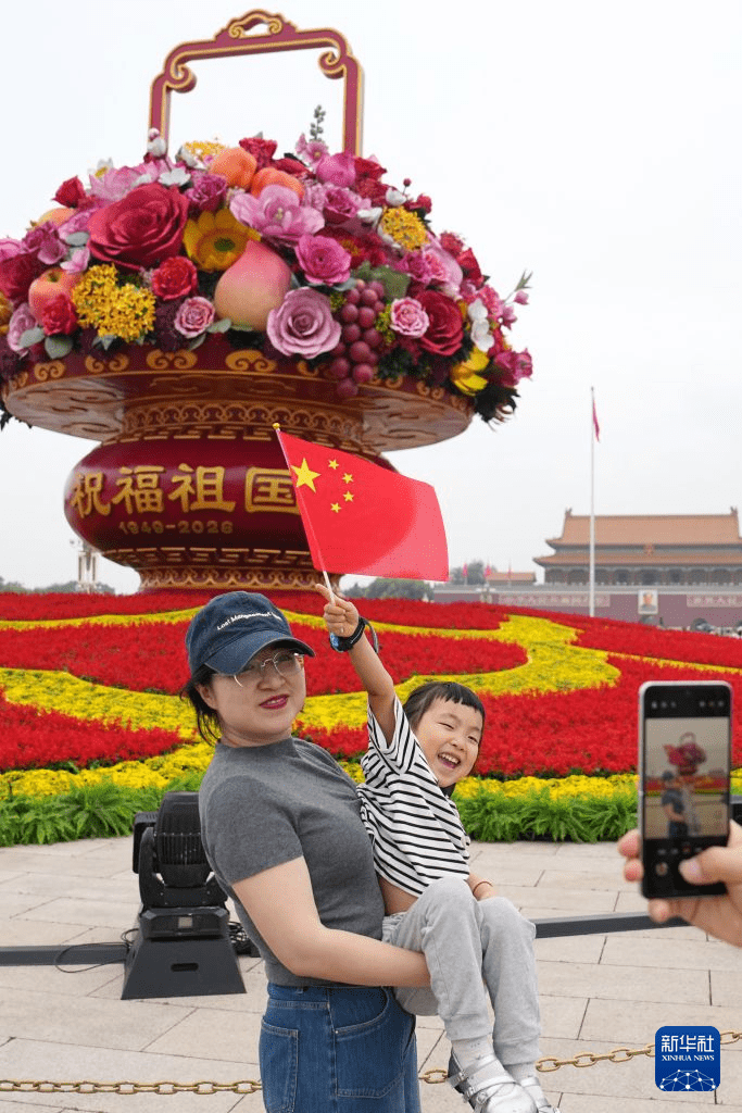 10组不同主题的立体花坛,分布北京长安街沿路,成为国庆打卡热点。新华社 10组不同主题的立体花坛,分布北京长安街沿路,成为国庆打卡热点。新华社