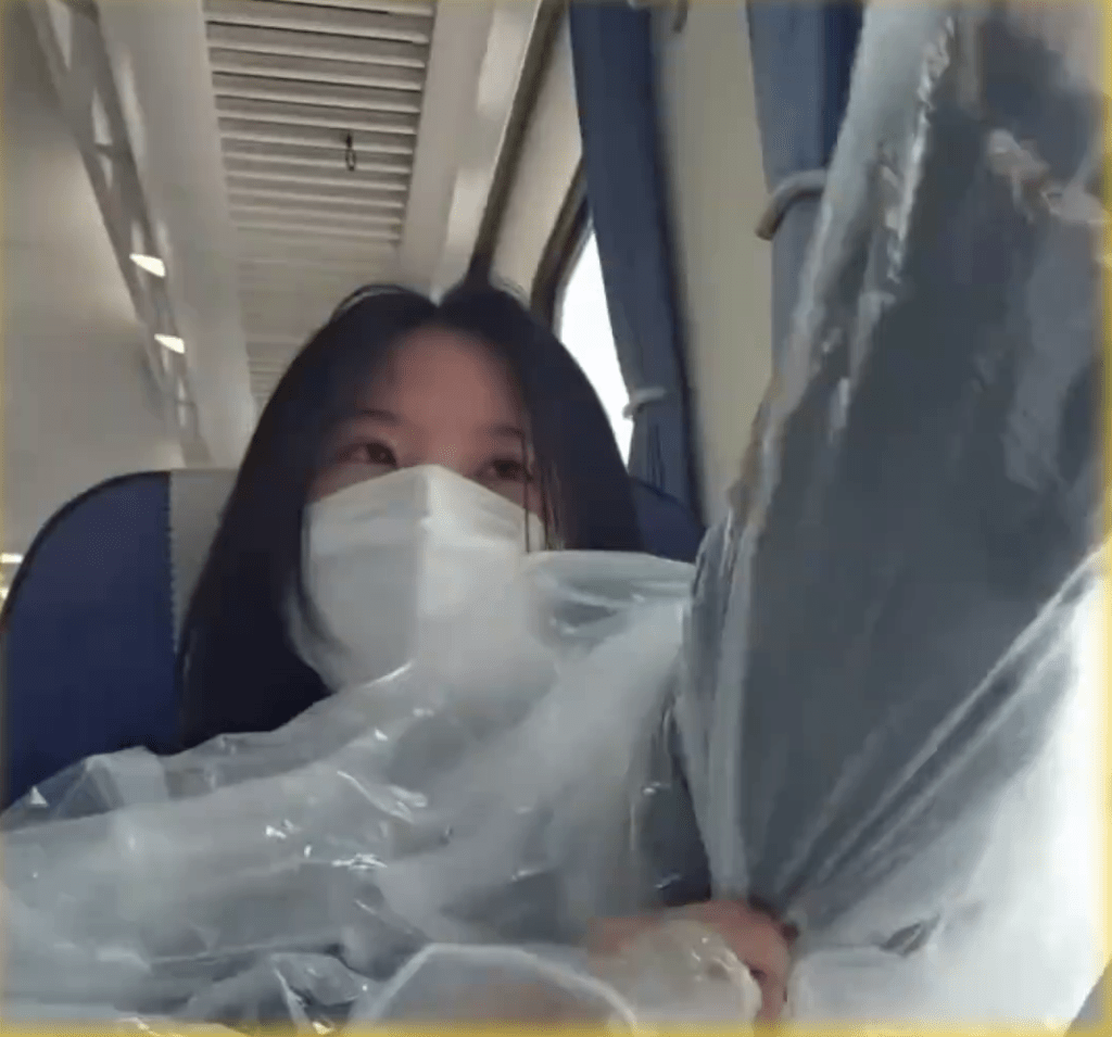 “控烟小仙女”先是穿上雨衣。 “控烟小仙女”先是穿上雨衣。