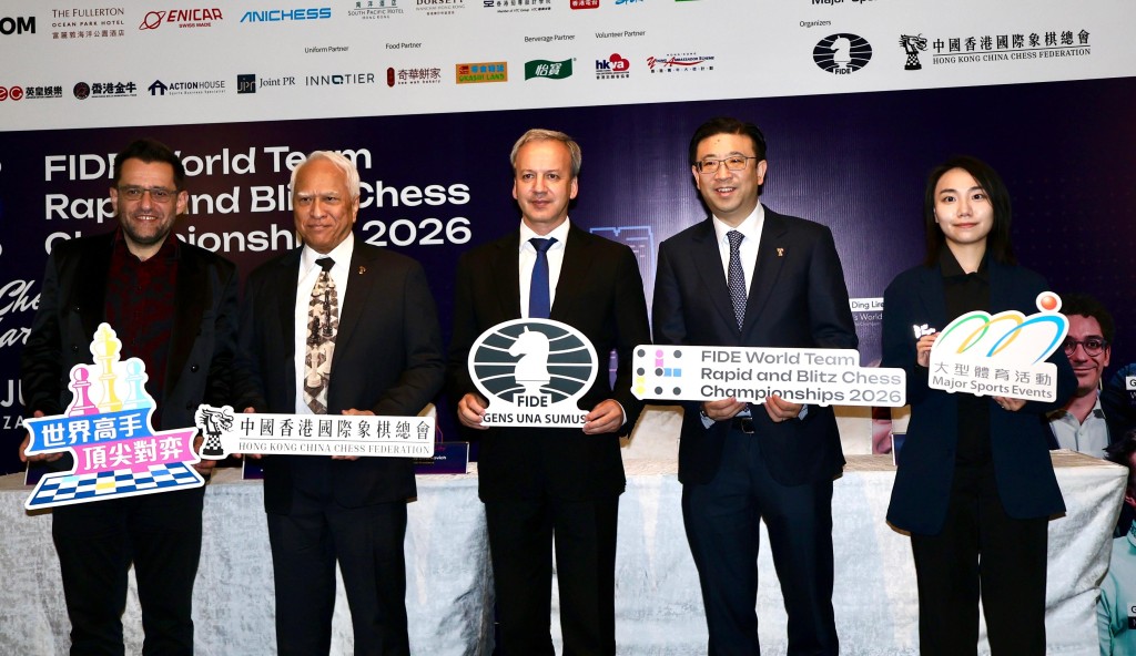 香港国际象棋总会荣誉会长高鼎国(右二)跟国际棋联主席德沃尔科维奇(Arkady Dvorkovich)(中)、香港棋总会长陈正强(左二)、阿美尼亚选手Levon Aronian(左一)及国手雷挺婕(右一)出席周二记者会。徐嘉华摄 香港国际象棋总会荣誉会长高鼎国(右二)跟国际棋联主席德沃尔科维奇(Arkady Dvorkovich)(中)、香港棋总会长陈正强(左二)、阿美尼亚选手Levon Aronian(左一)及国手雷挺婕(右一)出席周二记者会。徐嘉华摄