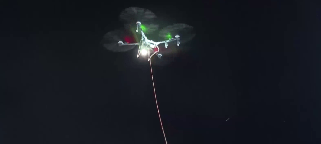 当地政府与义工正利用重型无人机,向村内空投救援物资及急需药品。 央视 当地政府与义工正利用重型无人机,向村内空投救援物资及急需药品。 央视