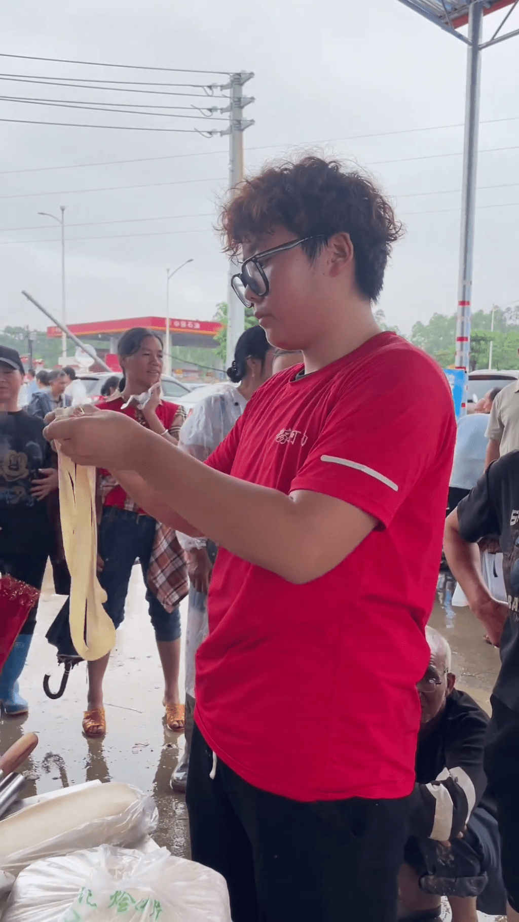 多名义工及村民自发加入帮忙切菜揉面。 抖音 多名义工及村民自发加入帮忙切菜揉面。 抖音