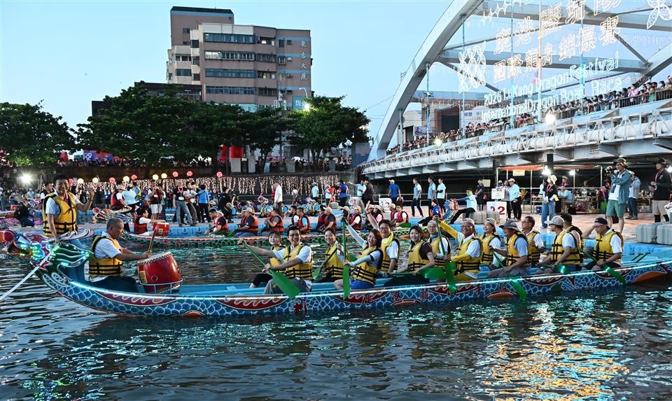 台湾彰化龙舟赛的参赛队伍狂玩谐音改队名,成为网络热门话题。彰化政府官网 台湾彰化龙舟赛的参赛队伍狂玩谐音改队名,成为网络热门话题。彰化政府官网