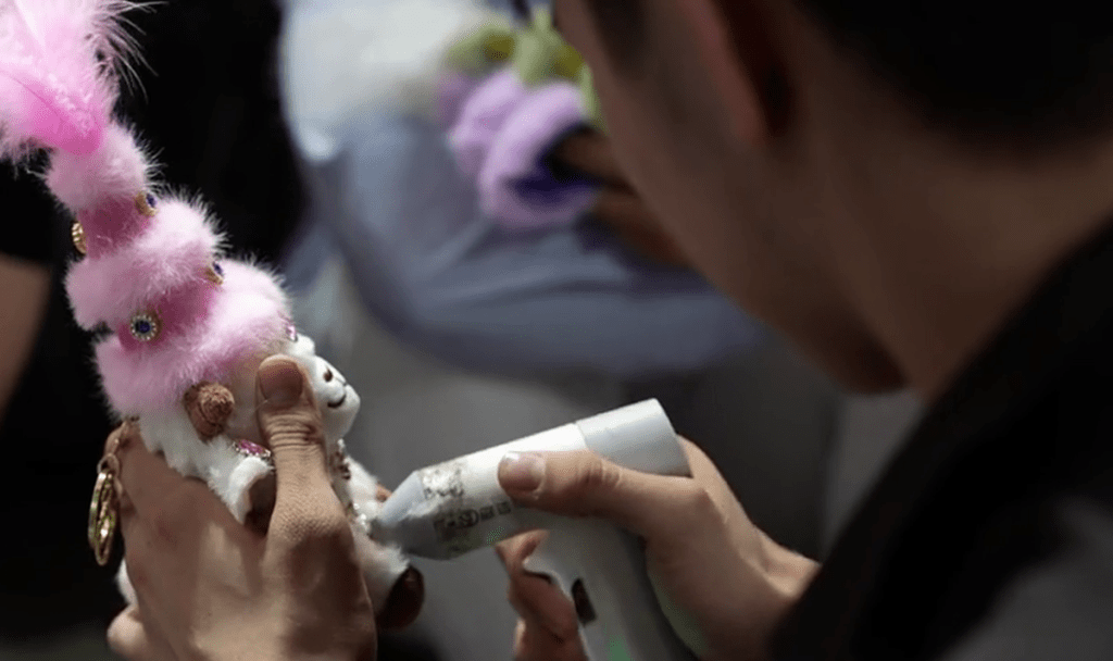 “新疆小羊”的最大卖点在于其DIY体验,可自选花帽及宝石等配饰。新疆广播电视台 “新疆小羊”的最大卖点在于其DIY体验,可自选花帽及宝石等配饰。新疆广播电视台
