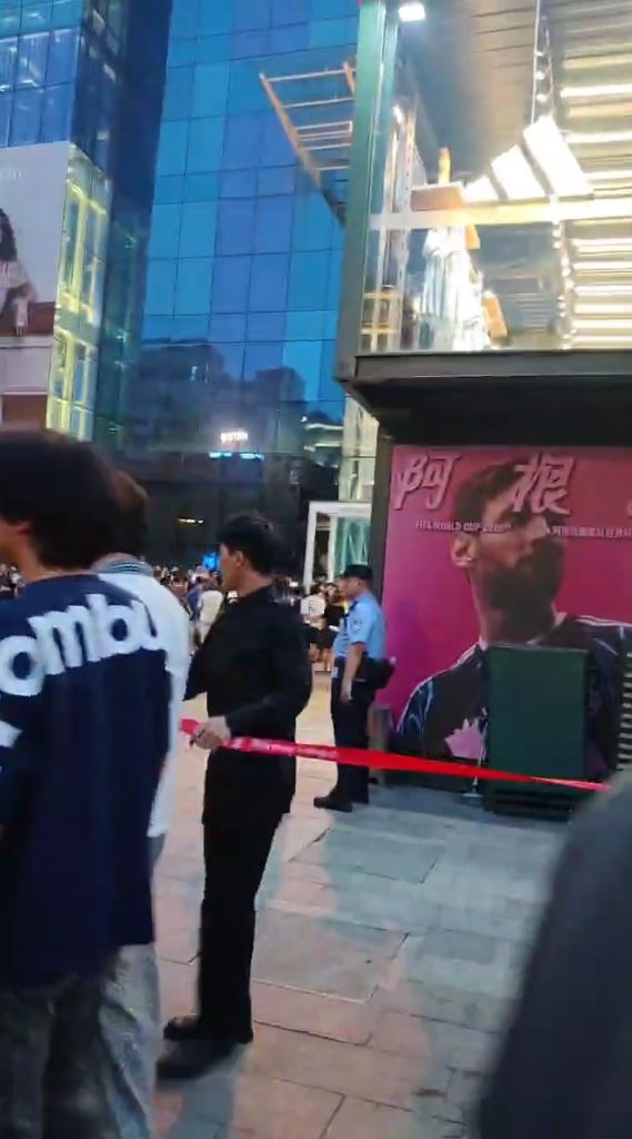 西安赛格商场商家严鹏传被逼死，引发民众不满在商场外唱国歌示威。