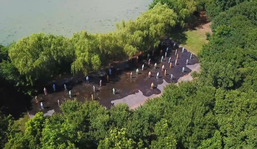 上海东方绿舟景区的喷水人形雕像被指予人诡异吓人感觉。东方绿舟