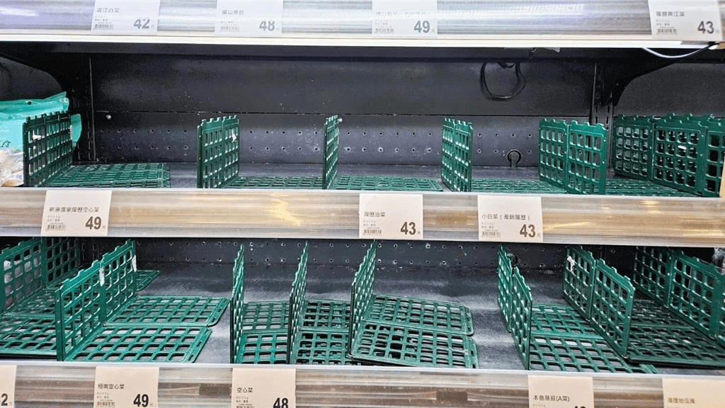 巴威台风来袭前夕,台东市区超市7日傍晚涌现采买人潮,蔬果区货架被扫一空。 中时 巴威台风来袭前夕,台东市区超市7日傍晚涌现采买人潮,蔬果区货架被扫一空。 中时