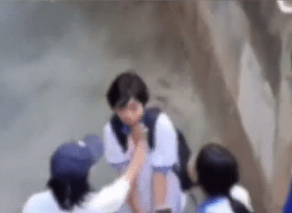 网片显示,女生被猛推向墙角。 网片显示,女生被猛推向墙角。