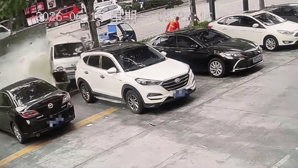 肇事车辆顶客货VAN残骸撞向2清洁工。 肇事车辆顶客货VAN残骸撞向2清洁工。