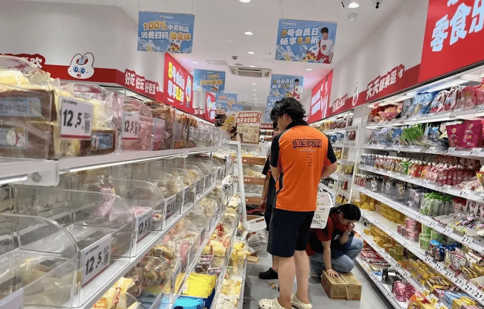 零食店里不少顾客在选购。潮新闻 零食店里不少顾客在选购。潮新闻