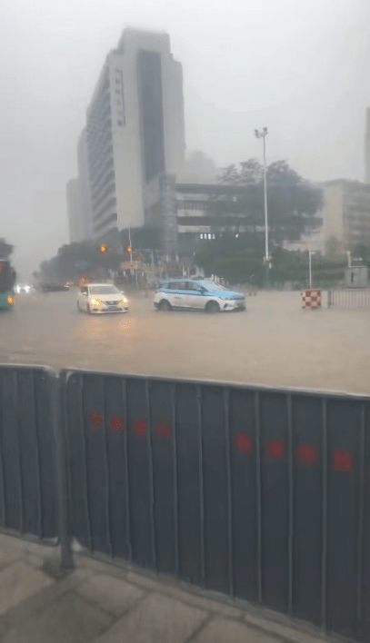 深圳18日暴雨致多地水浸。 小红书 深圳18日暴雨致多地水浸。 小红书