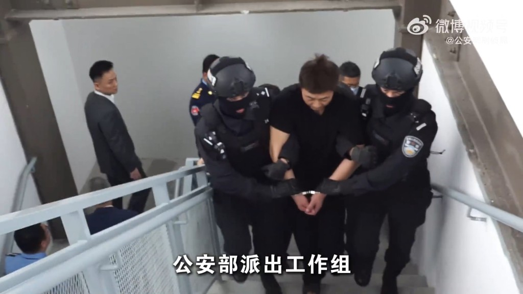 柬埔寨侨领刘忍押返中国。央视截图 柬埔寨侨领刘忍押返中国。央视截图