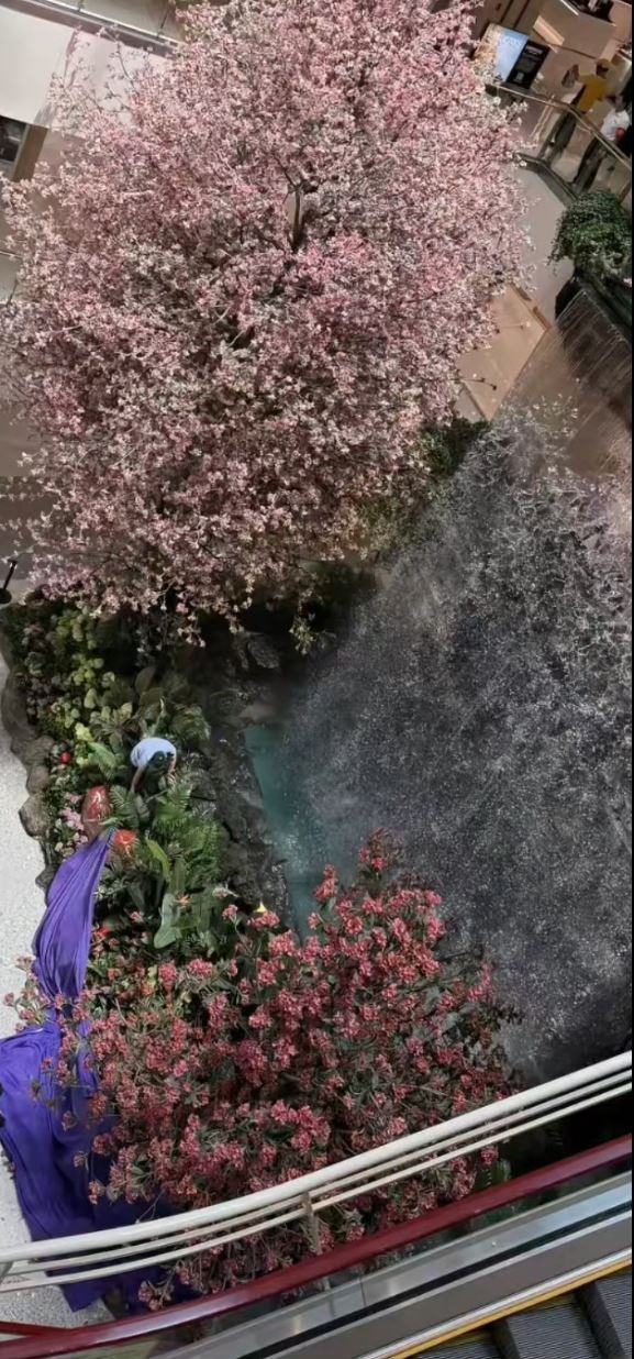 商场被指未等警方到场擅自移走遗体，破坏现场。